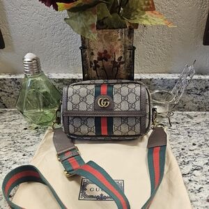 Stylish Crossbody Bag with Iconic Stripes